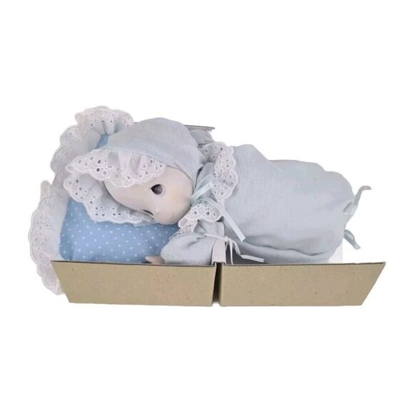 Precious Moments 429570 Blue Sleeping Baby Action Musical Tune Brahm Lullaby - Picture 2 of 6